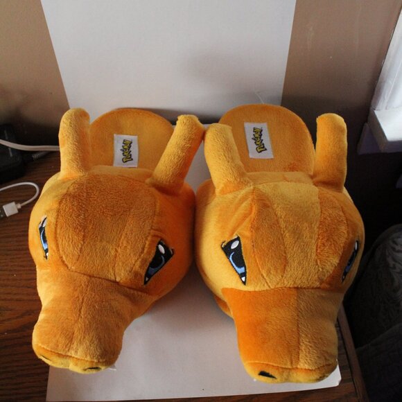 2016 Pokemon Charizard Slippers Size M - Picture 1 of 4